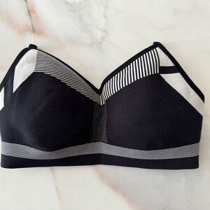 NIKE Sportsbra BLK/White Size M (Fits Small)
